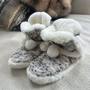 Beautiful Ardene Fuzzy White and Gray Slippers❤️7/8
